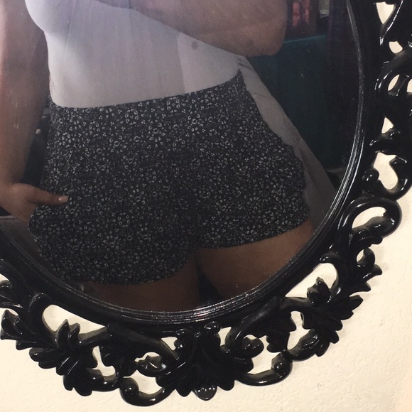 Black & white flowy shorts - Picture 5 of 6